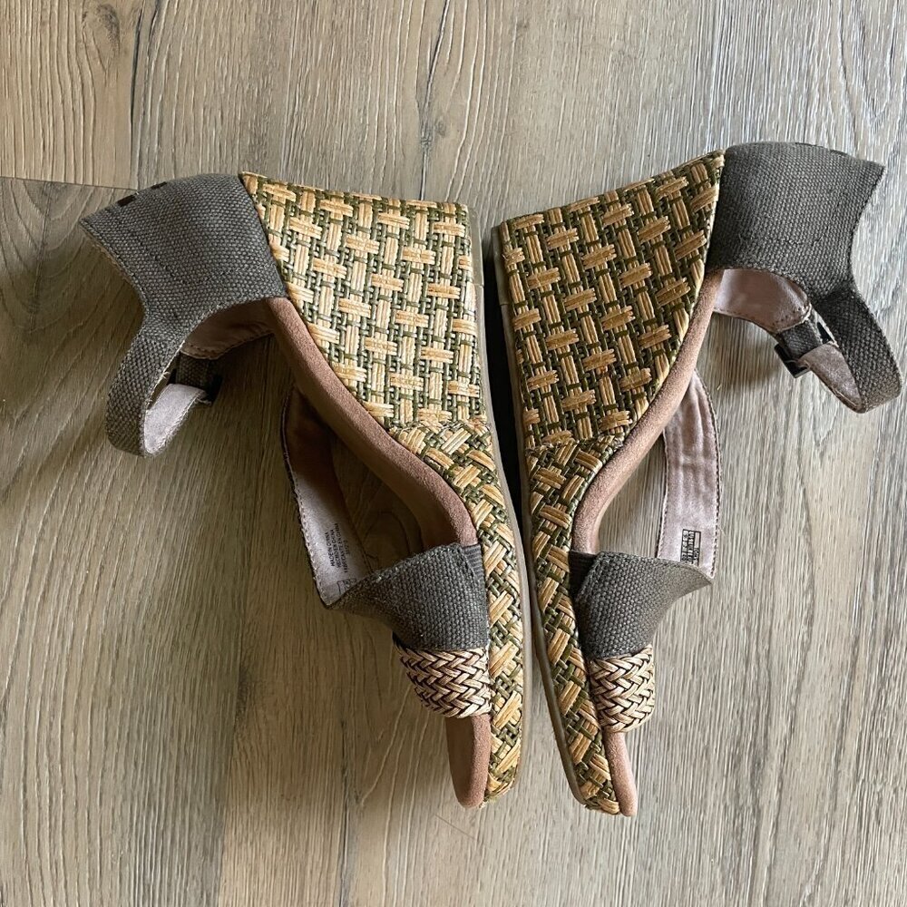 Women’s TOMS Clarissa Woven Green and Tan Wedge Heels/Sandals-Size 9 - Picture 5 of 8